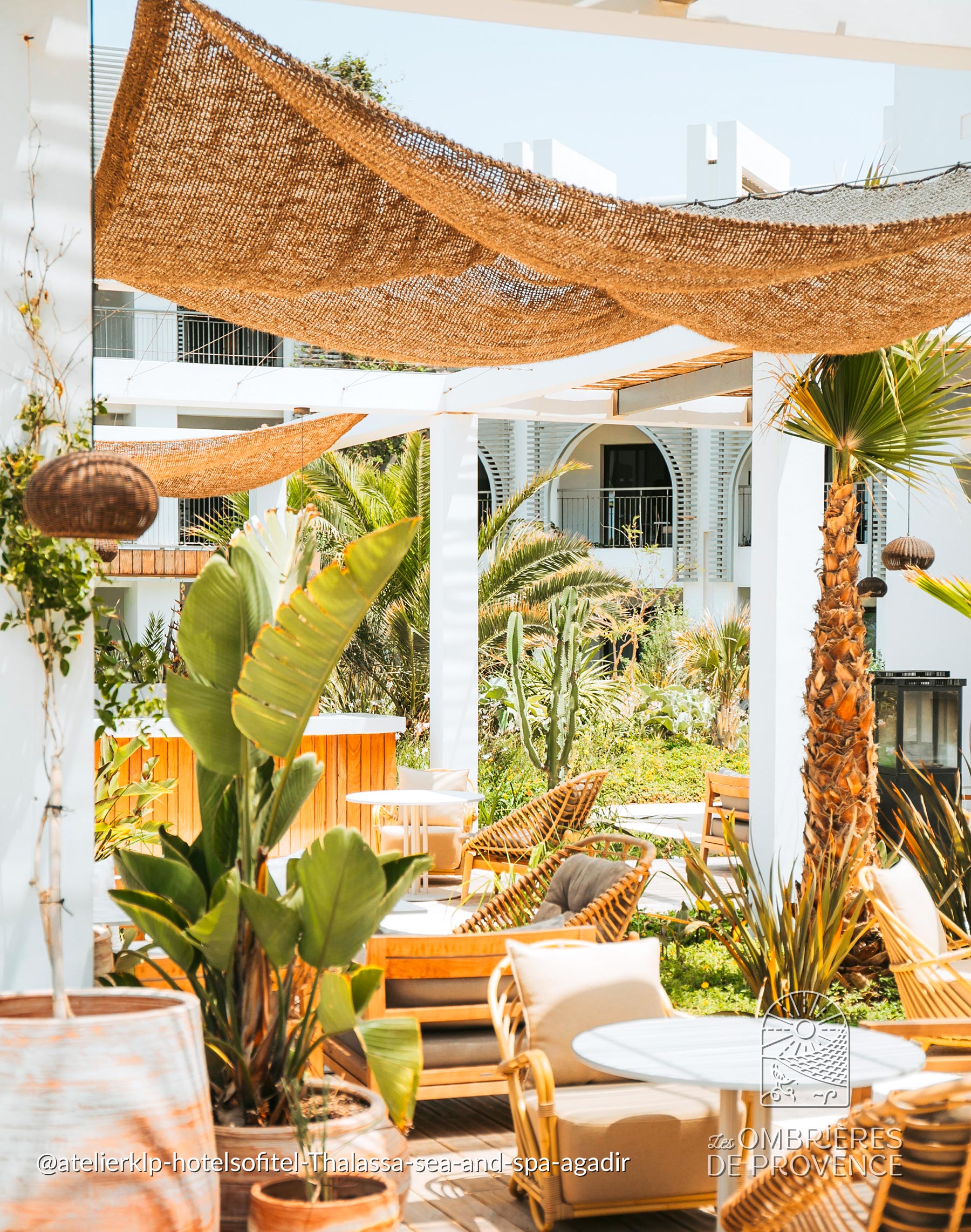 Coconut fiber curtain with 4 hanging points