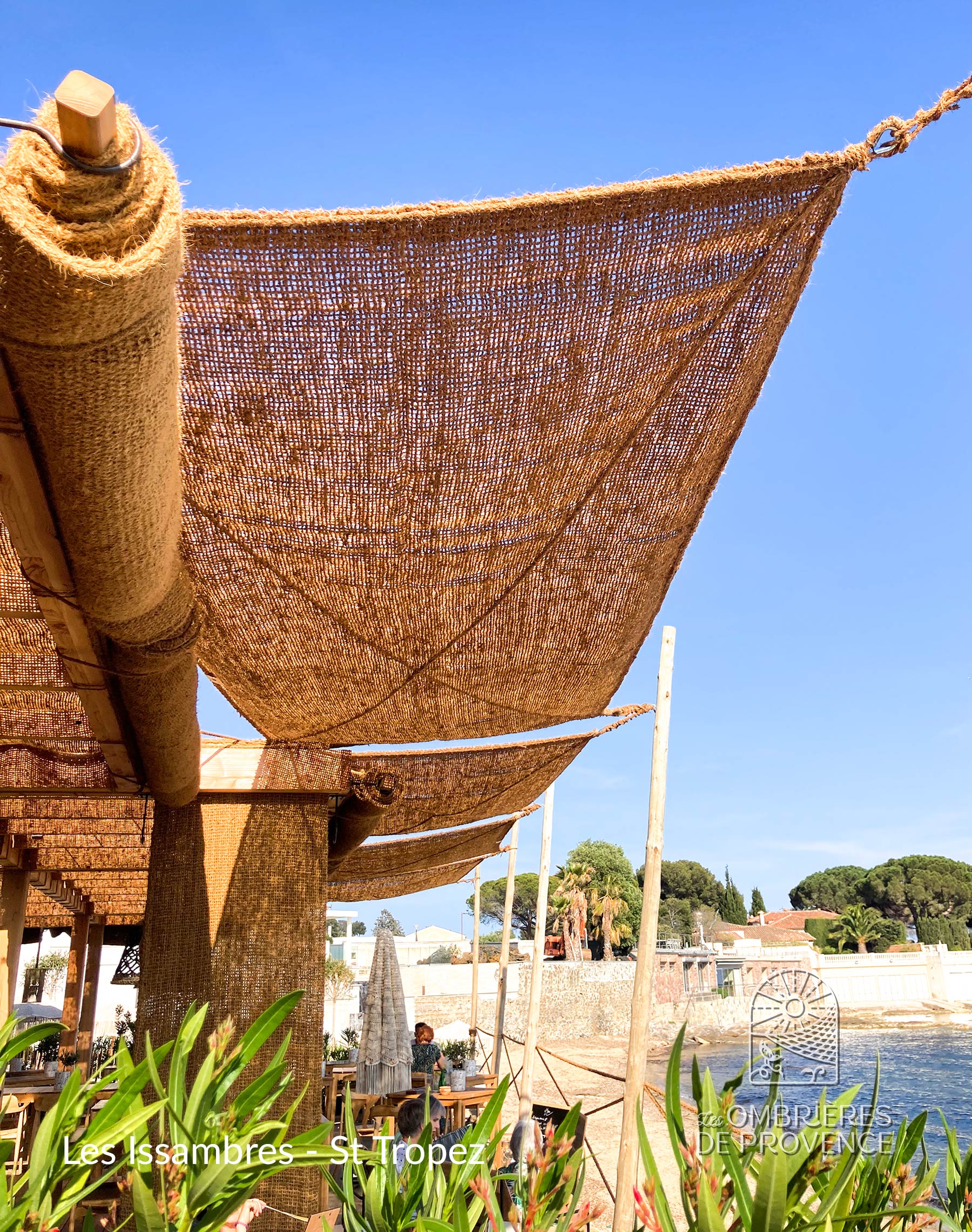 Coconut fiber curtain with 4 hanging points