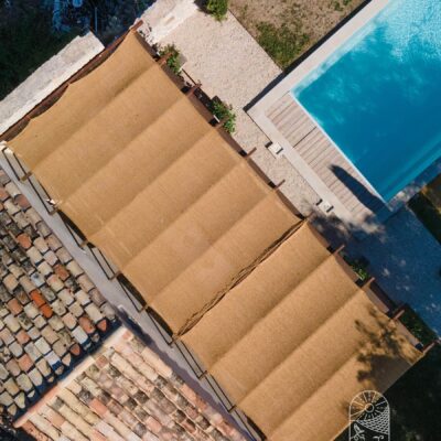 Ombrière coco standard pour pergolas 4-Ombrière-D-ombre-portee-Humain-web Ombrage fibre de coco Ombrière en fibre de coco terrasse ombragée Toile d’ombrage pour pergola – Coco Classique
