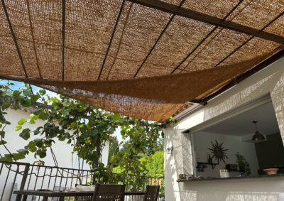 Ombrière coco triangulaire sous pergola