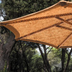 Zoom sur le parasol rond en fibre de coco