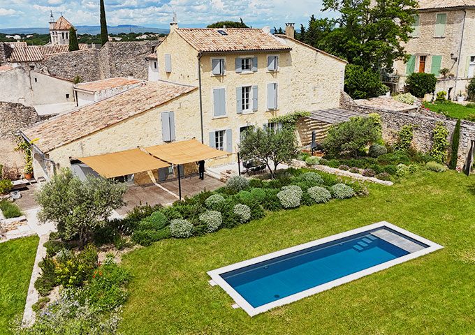Toile d'ombrage en coco sur une pergola au dessus d'une terrasse près d'une piscine